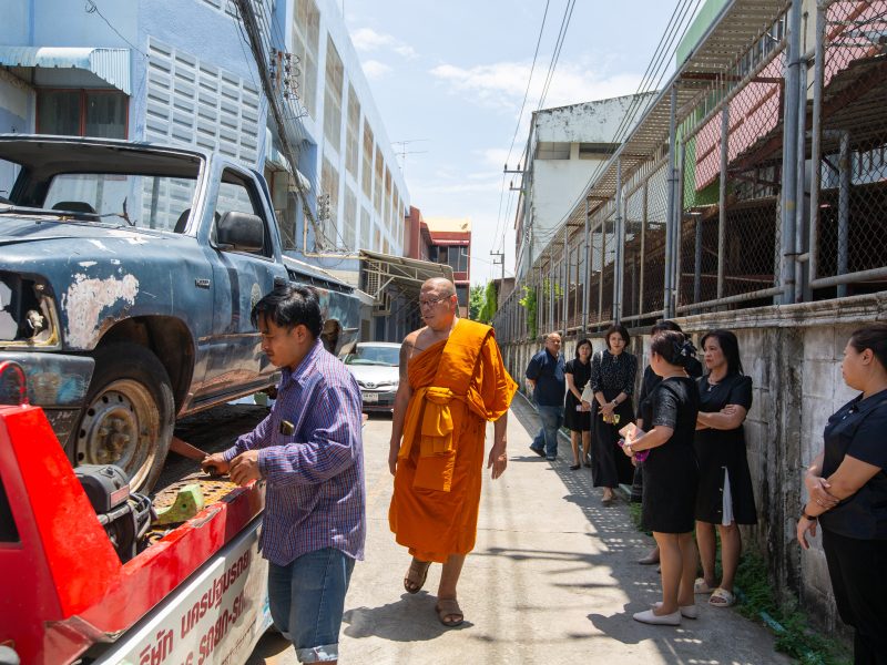 หลวงพี่น้ำฝน ปะทะคารม ห้ามจอด ผอ.กลุ่มงานฯการเงิน สพป.นครปฐม เขต 1 ปมคืนซากรถ ให้ต้นสังกัด