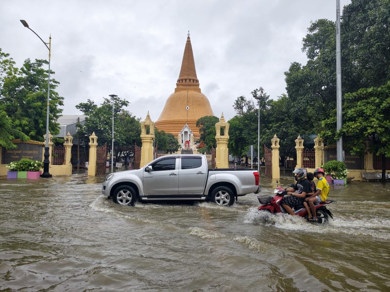 สถานการณ์น้ำท่วมขังในหลายพื้นที่ของเขตเมืองนครปฐม น้ำท่วมผิวจราจร