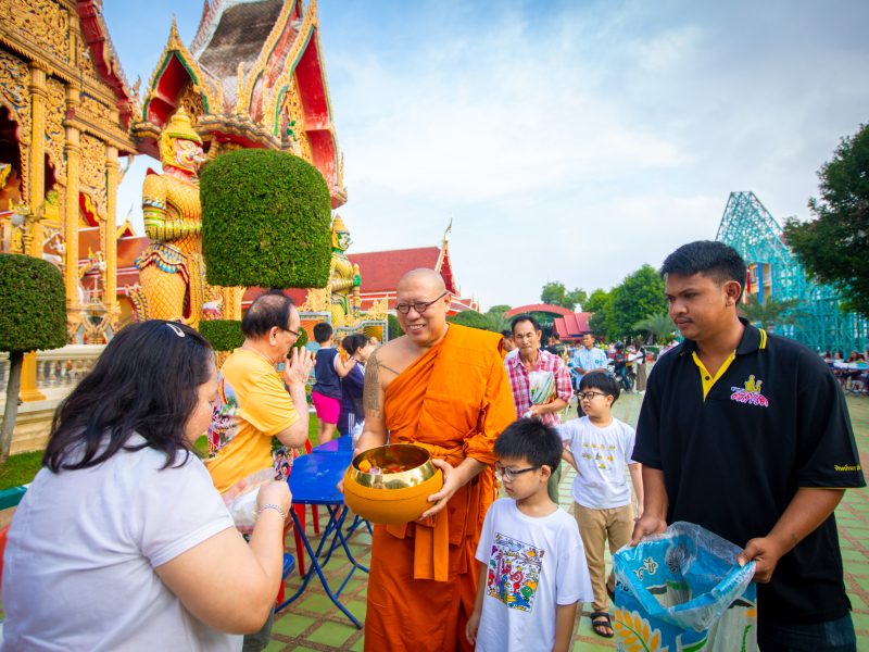 พุทธศาสนิกชนพร้อมใจ ร่วมพิธีตักบาตรเทโวโรหณะ วัดไผ่ล้อมพระอารามหลวง จังหวัดนครปฐม