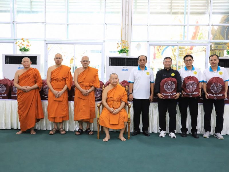วัดไร่ขิง พระอารามหลวง มอบสิ่งของบรรเทาความเดือดร้อนให้ญาติโยมที่ถูกน้ำท่วมในพื้นที่